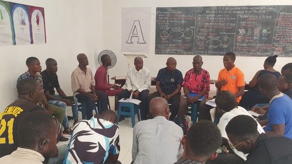 신천지예수교회 다대오지파 아프리카 라이베리아지역 센터에서 수강생들이 소그룹으로 모여 서로의 깨달음을 나누고 있다.&nbsp;[사진 제공=신천지예수교회]