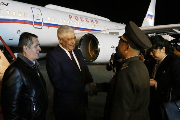 블라디미르 콜로콜체프 러시아 내무부 장관이 20일 북한 평양 국제공항에 도착해 방두섭 북한 사회안전상의 영접을 받고 있다.뉴시스