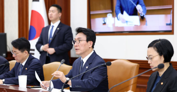 김민석 국무총리가 22일 서울 종로구 정부서울청사에서 열린 비상경제본부 회의에서 모두발언을 하고 있다. 뉴시스