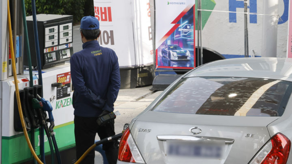 제3차 석유 최고 가격제 종료일인 23일 서울 시내 한 주유소에서 직원이 주유를 하고 있다. 뉴시스