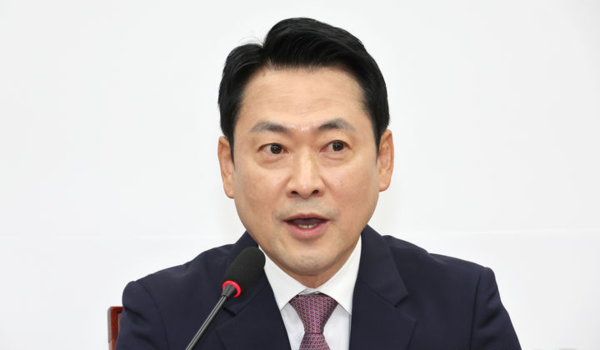 장동혁 국민의힘 대표가 23일 오전 서울 여의도 국회에서 열린 최고위원회의에서 발언을 하고 있다.뉴시스