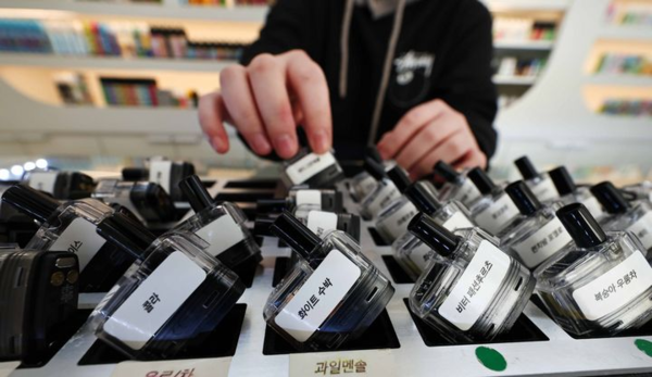 &nbsp;3일 서울시내 한 전자담배 판매점에서 직원이 합성 니코틴 소재 전자담배 액상을 정리하고 있다. 보건복지부에 따르면 4월 24일부터 합성 니코틴 소재 액상형 전자담배가 담배규제 대상에 포함됨에 따라 금연 구역에서 사용할 수 없게 된다. 연초 또는 니코틴 담배 제품의 소매인과 제조·수입 판매업자는 담배 자동판매기, 광고, 건강 경고, 가향 물질 표시 금지 등 의무 사항을 준수해야 한다.뉴시스