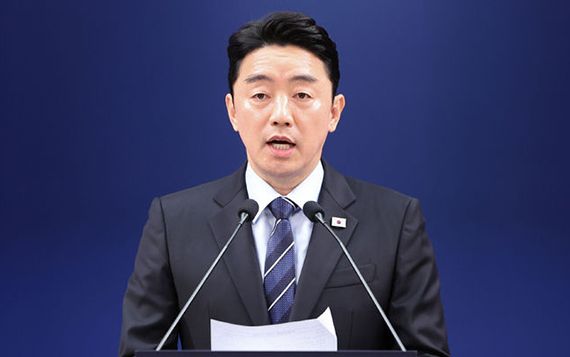 강훈식 비서실장이 24일 청와대에서 비상경제 상황 관련 브리핑을 하고 있다.&nbsp;