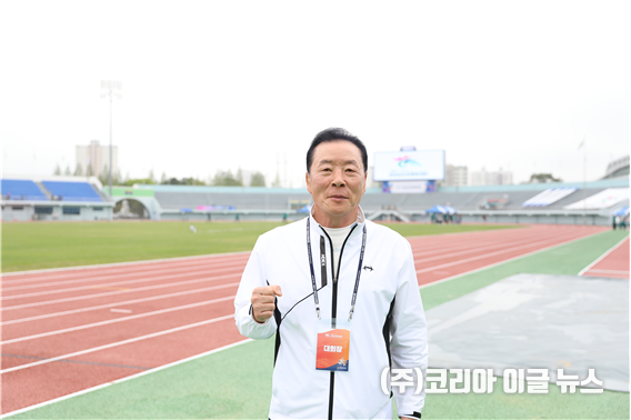 김오영 경남체육회장이 제65회 경상남도민체육대회에 참가한 시군 선수단을 응원하였다.&nbsp; (사진=경상남도체육회)