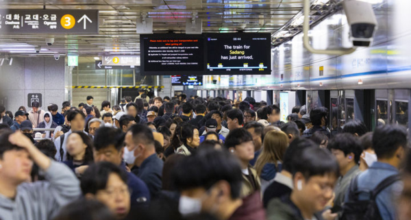 중동발 에너지 위기 대응을 위해 공공기관 2부제와 공영주차장 5부제가 시행된 이튿날인 9일 오전 서울 중구 지하철 3호선 충무로역이 출근하는 시민들로 붐비고 있다.뉴시스