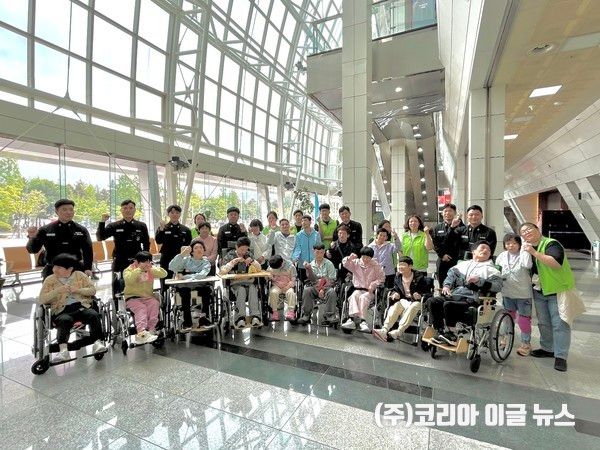 해군교육사령부 기술행정학교 추진기관학과 교관들은 4월 28일 선린복지재단 풀잎마을 이용자들의 휠체어 이동을 도왔다. 이들은 지난 20일에 이어두번째로 창원컨벤션센터에서 개최되는 제46회 장애인의 날 기념 행사에 참석했다.