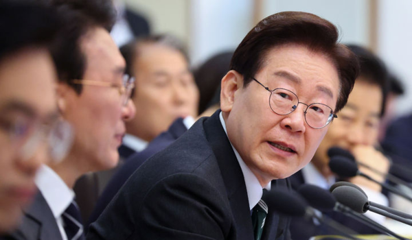 &nbsp;이재명 대통령이 28일 청와대에서 열린 국무회의 겸 비상경제점검회의에서 발언하고 있다. 뉴시스