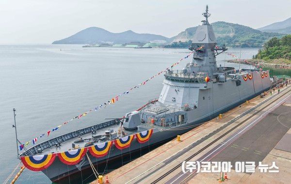 제주함(FFG-832)이 진수식을 앞둔 4월 28일 경남 고성군 SK오션플랜트 조선소에 정박해 있다.&nbsp; (사진=해군)