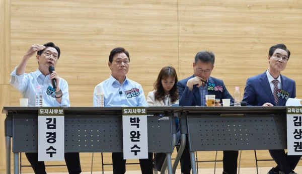 더불어민주당 김경수(맨 왼쪽) 경남도지사 후보가 지난 28일 오후 창원문화원에서 열린 경남가정어린이집연합회 주최 '아이 키우기 좋은 경남, 영아 돌봄 정책 간담회'에 참석해 발언하고 있다. 왼쪽서 두 번째는 국민의힘 박완수 도지사 후보.뉴시스