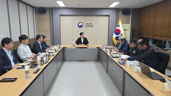 김영훈 고용노동부 장관이 지난 28일 밤 화물연대와 BGF로지스간 교섭을 벌이고 있는 고용노동부 진주지청을 찾아 교섭 중재를 하고있다.뉴시스