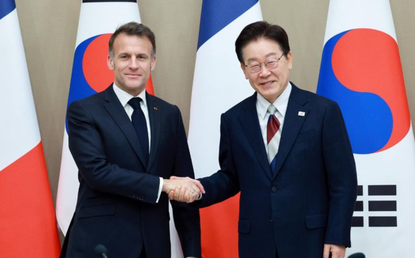 이재명 대통령과 에마뉘엘 마크롱 프랑스 대통령이 3일 청와대에서 열린 한-프랑스 정상회담에서 기념촬영을 하고 있다. 뉴시스