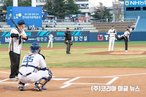 &nbsp;해군교육사령부 소속 모범 해전사 리더십센터 서승우 병장(오른쪽 시구자)과 근무지원전대 김도완 일병(왼쪽 시타자)이 창원 NC파크에서 열린 NC다이노스-LG트윈스 경기에서 시구와 시타를 하고 있다.&nbsp; (사진=중사 홍성민)
