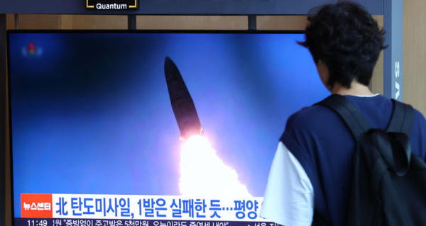 &nbsp;1일 서울 중구 서울역 대합실에서 시민들이 북한의 탄도미사일 발사 관련 보도를 시청하고 있다. 합동참모본부는 북한이 이날 새벽 5시 5분경과 5시 15분경 황해남도 장연 일대에서 동북 방향으로 탄도미사일 2발을 발사했다고 밝혔다. 뉴시스