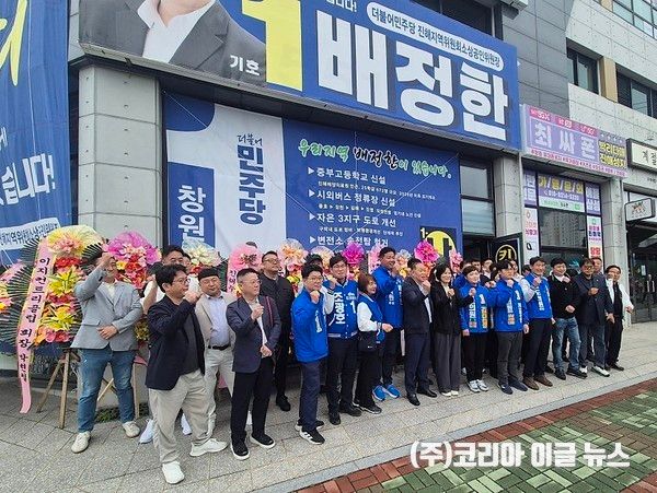 이날 참석자들과 기념사진을 찍고 있다.&nbsp;
