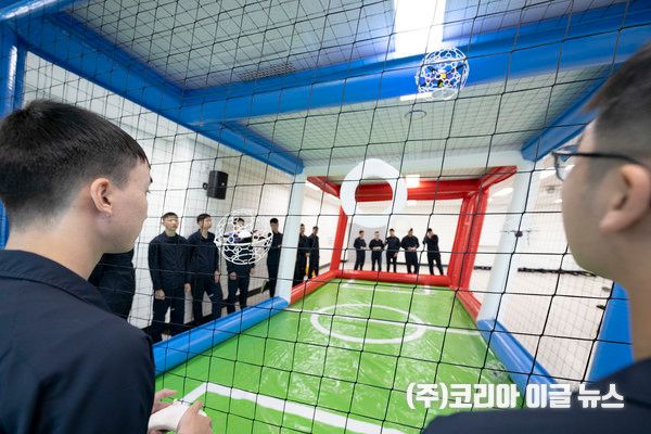 '해군은 누구나 드론을 다룰 수 있다!'&nbsp;해군교육사령부 기초군사교육단 부사관후보생들이 주말 휴식기간을 활용해 팀을 나눠 드론축구 경기를 펼치고 있다.&nbsp; (사진=해군)