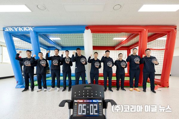 '해군은 누구나 드론을 다룰 수 있다!'&nbsp;해군교육사령부 기초군사교육단 부사관후보생들이 주말 휴식기간을 활용해 팀을 나눠 드론축구 경기를 펼치고 있다.&nbsp; (사진=해군)