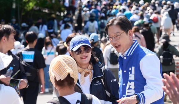 더불어민주당 김경수 경남도지사 후보가 10일 오전 창원시 진해구에서 진행된 제16회 진해만 생태숲 걷기대회에 참석해 참가자들과 인사를 나누고 있다.뉴시스