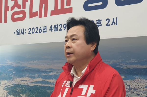 국민의힘 강기윤 경남 창원시장 후보가 29일 창원시청 프레스센터에서 마창대교 통행료 무료화 공약 발표 기자회견을 갖고 있다.뉴시스