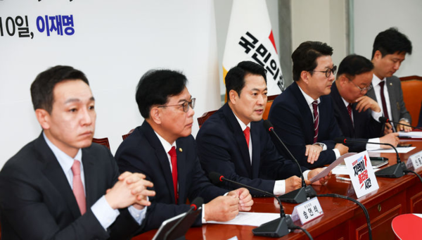 장동혁(왼쪽 세번째) 국민의힘 대표가 지난 11일 오전 서울 여의도 국회에서 열린 최고위원회의에서 발언하고 있다.뉴시스