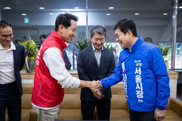 정원오 더불어민주당 서울시장 후보가 3일 서울 효창운동장에서 열린 제44회 서울특별시장기 축구대회 개회식에서 t시작 전 오세훈 국민의힘 후보와 인사를 나누고 있다. 뉴시스