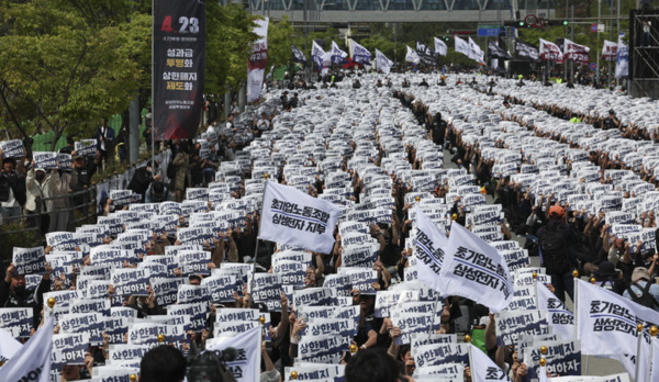 삼성전자노동조합 공동투쟁본부 조합원들이 23일 오후 경기 평택시 삼성전자 평택사업장 앞에서 열린 투쟁결의대회에서 구호를 외치고 있다. 뉴시스
