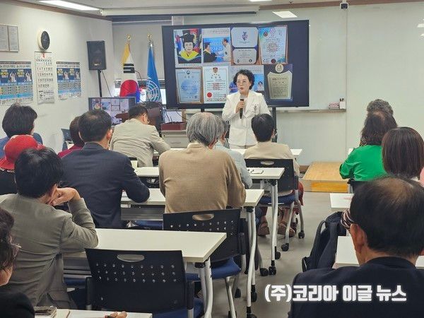 이향란 이사장이&nbsp;지난 4월 28일 제1강의실에서 ‘2026년 제1기 전문교육과정 개강식’을 개최하여 교육을 진행하고 있다.&nbsp;&nbsp;