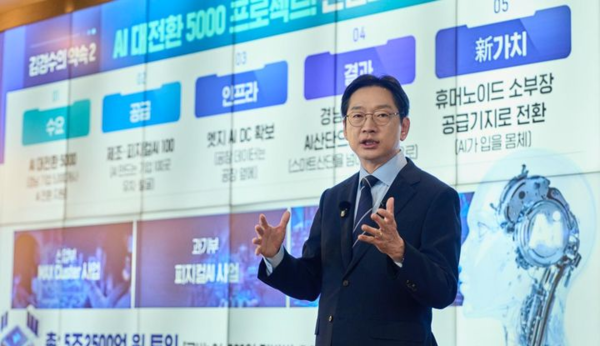 더불어민주당 김경수 경남도지사 후보가 12일 오후 경남사회적경제혁신타운 내 카페에서 '산업대전환 공약'으로 소형모듈원자로(SMR)·방산·우주항공·조선해양·전력기기 5대 주력산업 세계 1등 전략을 발표하고 있다. 뉴시스
