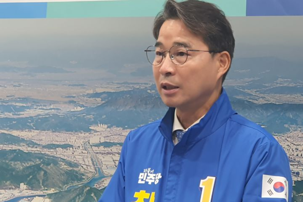더불어민주당 송순호 경남 창원시장 후보가 13일 창원시청 프레스센터에서 어르신·어린이·청소년 시내버스 전면 무료화 등 교통 정책 발표 기자회견을 갖고 있다. 뉴시스