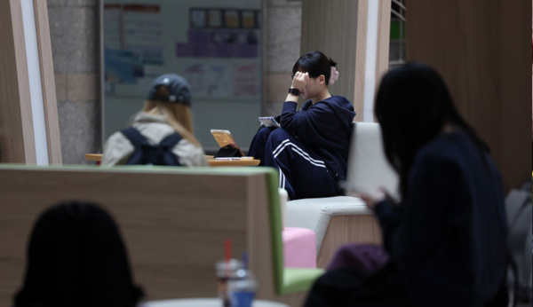 &nbsp;15일 서울 시내 한 대학교 일자리플러스센터 앞 로비에서 학생들이 공부를 하고 있다. 뉴시스