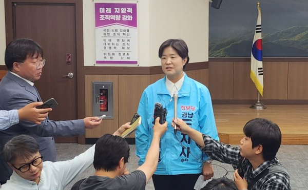 진보당 전희영 경남도지사 후보가 14일 경남도선거관리위원회에서 도지사 1호 후보로 등록을 마친 후 필승 각오를 밝히고 있다. 뉴시스