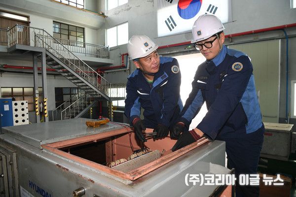 해군군수사령부 정비창 김창록 주무관(왼쪽)이 해군군수사 정비창 추진체계공장에서 후배 군무원 오현동 주무관(오른쪽)에게 발전기 내부에 대해 설명하고 있다.&nbsp; (사진=해군)