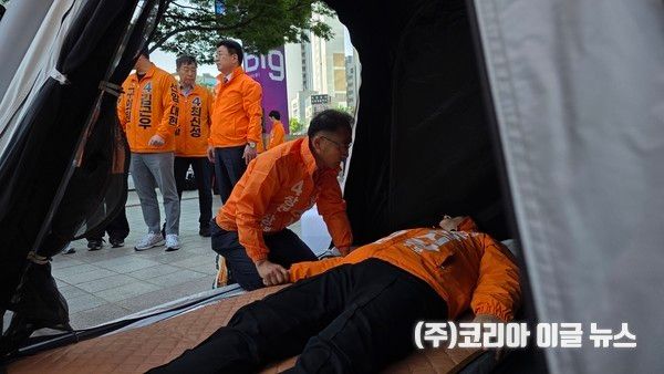 개혁신당 강명상 창원시장 후보가 부산에서 단식 농성 중인 정이한 부산시장 후보를 찾아 격려했다.&nbsp; (사진=강명상 선대위)