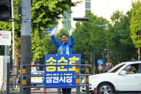 더불어민주당 송순호 경남 창원시장 후보가 제9회 전국동시지방선거 후보 등록 첫날인 14일 오전 후보 등록에 앞서 한국은행 사거리에서 출근길 시민들과 인사를 하고 있다. 뉴시스