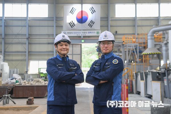 해군군수사령부 정비창 경용수 주무관(오른쪽)과 박성철 주무관(왼쪽)이 해군군수사 정비창 지원공장에서 스승의 날을 맞아 기념촬영을 하고 있다.&nbsp; (사진=해군)