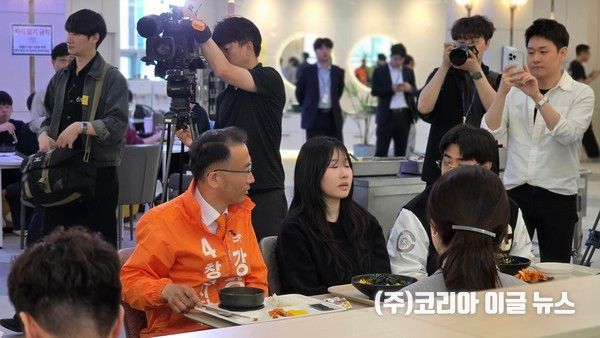 개혁신당 강명상 창원시장 후보가 14일 창원대학교를 방문해 대학 관계자들과 지역 청년 문제를 논의하고 학생식당에서 학생들과 간담회를 진행했다.&nbsp;(사진=강명상 선대위)