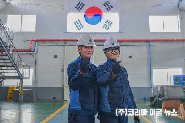 해군군수사령부 정비창 김창록 주무관(왼쪽)과 오현동 주무관(오른쪽)이 해군군수사 정비창 추진체계공장에서 스승의 날을 맞아 기념촬영을 하고 있다.&nbsp; (사진=해군) 