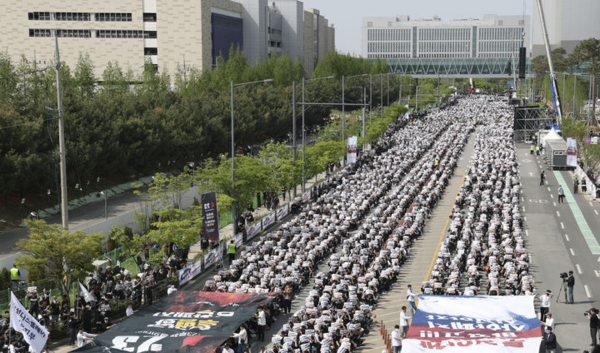 &nbsp;삼성전자노동조합 공동투쟁본부 조합원들이 23일 오후 경기 평택시 삼성전자 평택사업장 앞에서 열린 투쟁결의대회에서 구호를 외치고 있다. 뉴시스