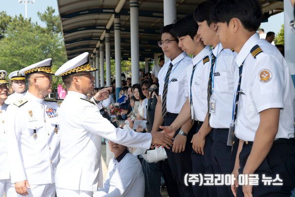 강정호(중장) 해군교육사령관(왼쪽 두번째)과 백준철(준장) 기초군사교육단장(왼쪽 첫번째)이 임관식에 앞서 가족들과 인사를 나누고 군 특성화고등학교 학생들과 인사를 나누고 있다.&nbsp; (사진=해군)