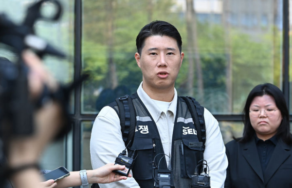 최승호 초기업노조 삼성전자지부 위원장이 13일 경기 수원시 영통구 수원지방법원에서 열린 삼성전자 노조 위법 쟁의행위 금지 가처분 신청 2차 심문을 마친 뒤 취재진 질문에 답하고 있다. 뉴시스