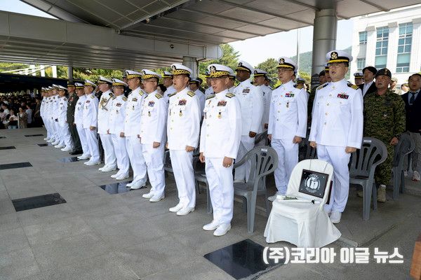 강정호(중장) 교육사령관을 비롯한 진해지역 부대장들이 해군가를 제창하고 있다.&nbsp;&nbsp; (사진=해군)