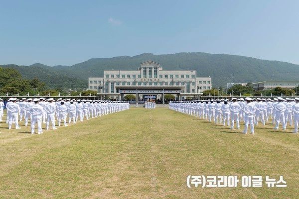 &nbsp;해군교육사령부는 5월 15일 오전 부대 연병장에서 강정호(중장) 교육사령관 주관으로 부사관 291기 수료 및 임관식을 거행했다.&nbsp; (사진=해군)