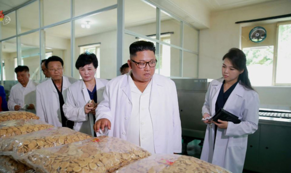 북한 조선중앙TV는 김정은 국무위원장이 부인 리설주와 송도원종합식료공장을 현지지도했다고 2018년 7월 26일 보도했다.뉴시스
