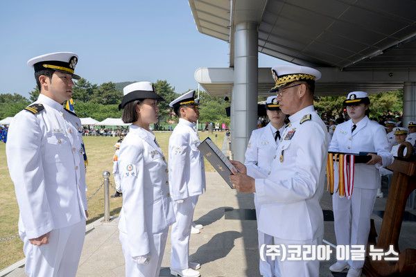 강정호(중장) 해군교육사령관이 우등상을 수상한 한새론 하사에게 국방부장관상을 수여하고 있다.&nbsp; (사진=해군)