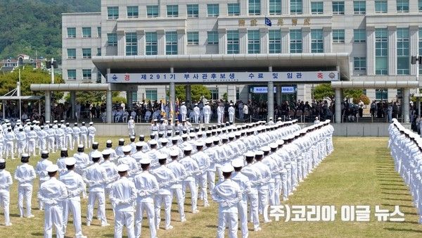 &nbsp;해군교육사령부는 5월 15일 오전 부대 연병장에서 강정호(중장) 교육사령관 주관으로 부사관 291기 임관식을 거행했다.&nbsp; (항공사진=상사 조정환, 중사(진) 고명규)