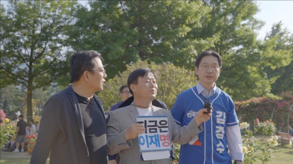더불어민주당 김경수(오른쪽) 경남도지사 후보가 지난 17일 오후 4시 창원특례시 성산구 가음동 장미공원에서 유튜브 채널 안진걸TV의 '안진걸이 간다' 라이브 방송에 출연해 인터뷰를 하고 있다. 왼쪽은 드라마 ‘이상한 변호사 우영우’ 등에 출연한 이기영 배우. 뉴시스