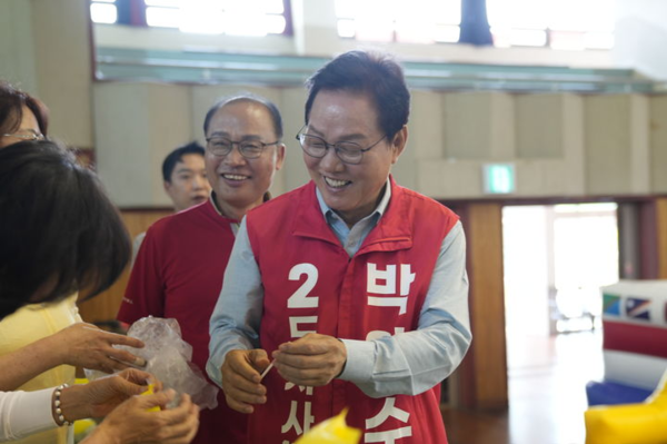 박완수 경남도지사 후보가 지난 17일 창원문성대학교 체육관에서 열린 세대통합 교구연합 한마음축제 현장을 찾아 유권자들과 인사하고 있다. 뉴시스