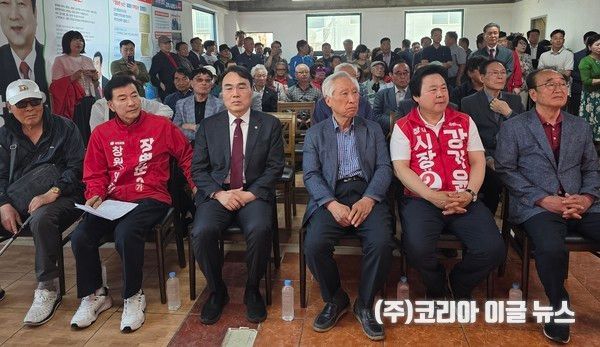 이날 개소식에는 지역 주민과 지지자, 각계 인사 등 100여 명이 참석했다.