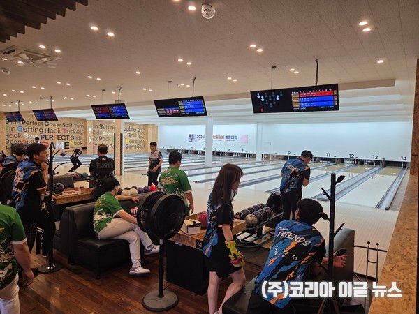 ‘제1회 선샤인밀양배 볼링대회’에서 열띤 경기가 펼쳐지고 있다.&nbsp; (사진=밀양시)