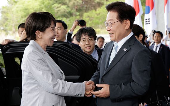 이재명 대통령이 19일 경북 안동시 한 호텔에서 한일 정상회담을 위해 방한한 다카이치 사나에 일본 총리를 영접하고 있다. 뉴시스