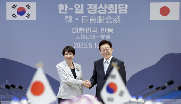 이재명 대통령과 다카이치 사나에 일본 총리가 19일 경북 안동시 한 호텔에서 한일 확대 정상회담 기념촬영을 하고 있다. 뉴시스
